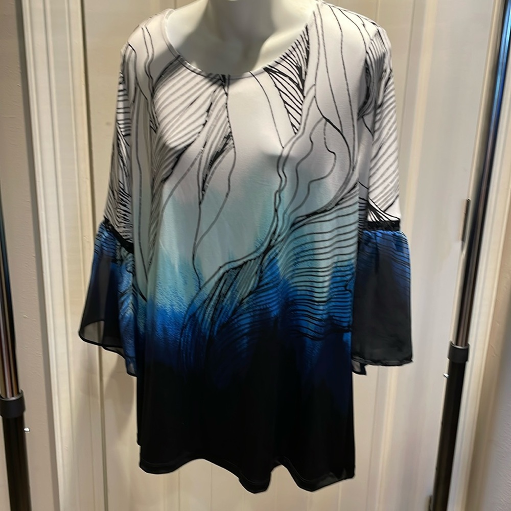 Spring blouse with bell sleeves and great details